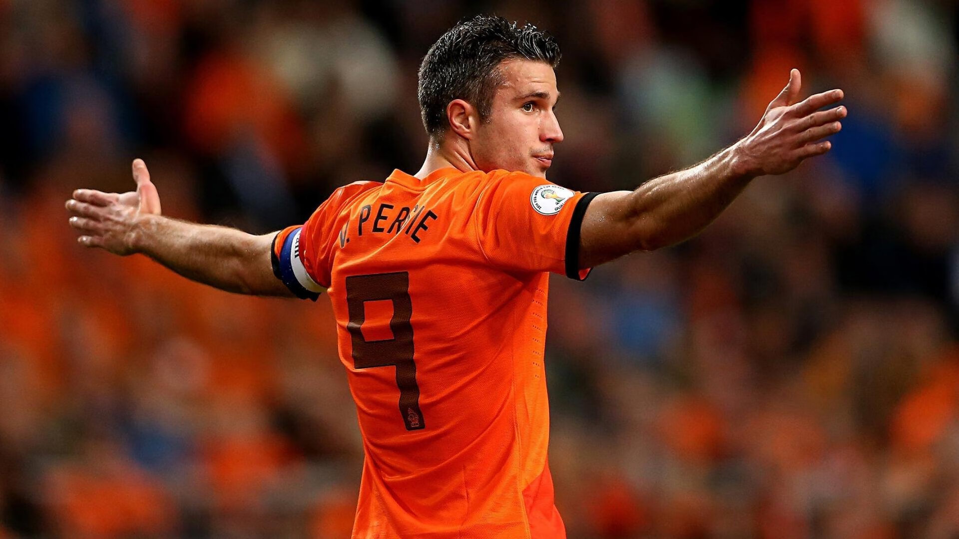 “足球公益月启动,推动全民参与足球运动”,足球公益活动标语